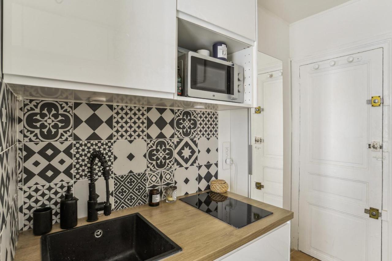Small Comfortable Studio Near Eiffel Tower Париж Екстериор снимка